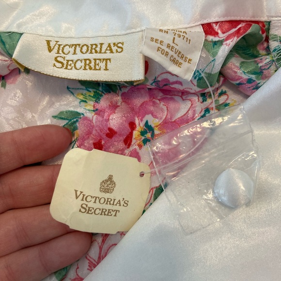 Vintage Victoria’s Secret Floral Silky Button Down - Picture 6 of 8